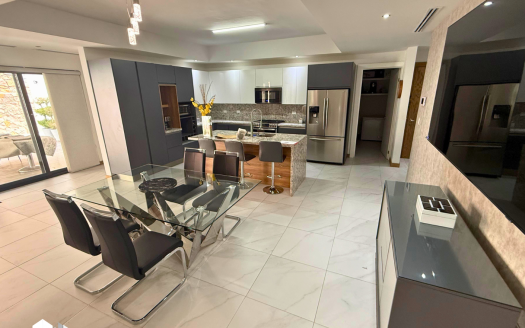 RESIDENCIA EN RENTA COMPLETAMENTE AMUEBLADA