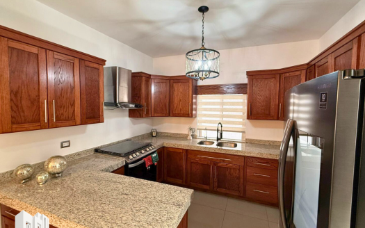 RENTA DE CASA SEMIAMUEBLADA EN FRACCIONAMIENTO ALBATERRA II